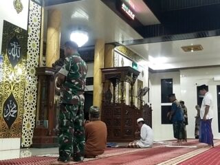 Perkuat Kemanunggalan TNI dan Rakyat, Babinsa Kodim 1420/Sidrap Gelar Safari Salat Subuh dan Komsos untuk Pantau Perkembangan Wilayah