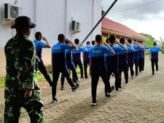 ANGGOTA RAMIL 03/MARITENGNGAE LAKSANAKAN BINTALSIK TERHADAP SISWA KELAS INDUSTRI BUMA SCHOOL SMK NEGERI 5 SIDRAP