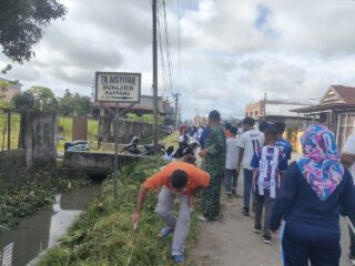 Babinsa Koramil 1420 - 06/Panca Rijang Bersama Warga dan Kelempok Tani Desa Mario Laksanakan Kerja Bakti Pembersihan Saluran Drainase