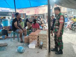 Babinsa Koramil 05/Dua Pitue Monitor Ketersediaan Dan Harga Bahan Pokok Di Pasar Sentral Tanru Tedong