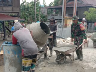 ​Wujudkan Kedekatan dengan Rakyat, Babinsa Koramil 01/Panca Lautang Gotong Royong Cor Halaman Masjid