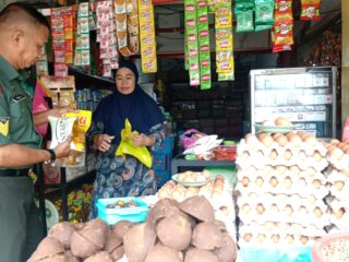 Babinsa Ramil 03/Maritengngae pantau harga bahan pokok di pasar sentral Pangkajene
