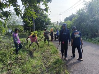 TNI dan Warga Bahu-Membahu, Babinsa Koramil 1420-02/Tellu Limpoe Gelar Karya Bakti Bersihkan Saluran Air