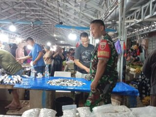 Pastikan Stok Aman Jelang Ramadhan, Babinsa Koramil 04/Watang Pulu Pantau Langsung Harga Sembako di Pasar Lawawoi