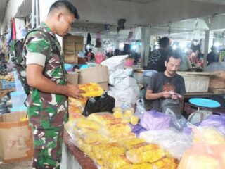 Pastikan Stok Aman, Babinsa Koramil 1420-05/Dua Pitue Pantau Harga Pangan di Pasar Tanru Tedong