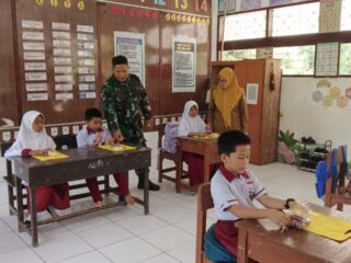 Ramadhan Penuh Berkah, Babinsa Kodim 1420/Sidrap Kawal Distribusi 62.400 Paket Gizi Kering