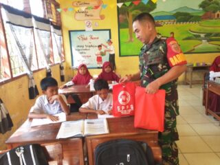 Wujudkan Generasi Sehat, Babinsa Kodim 1420/Sidrap Kawal Pendistribusian Makan Bergizi Gratis di Bulan Ramadan