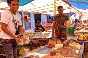 Babinsa Koramil 1420-01/Panca Lautang Pantau Stabilitas Harga Pangan di Pasar Bilokka