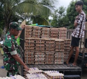 Pastikan Stok Aman, Babinsa Koramil 1420-03 Pantau Harga Sembako di Pasar Sentral Pangkajene