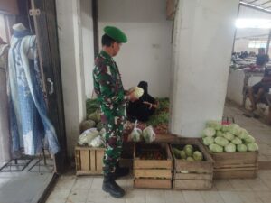 Anggota Koramil 07/Baranti Periksa Harga dan Ketersediaan Sembako di Pasar Sentral Baranti
