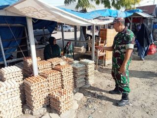 Babinsa Koramil 1420-06/Panca Rijang Pantau Stabilitas Harga Pangan di Pasar Sentral Rappang
