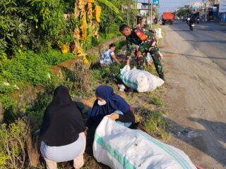 Babinsa Kelurahan Batu Lappa Gelar Karya Bakti Bersihkan Jalan Poros Pare-Sidrap