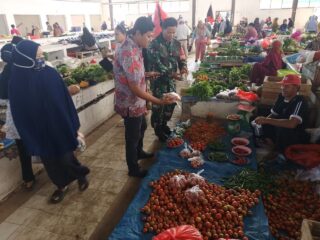 Babinsa Baranti Pantau Harga Sembako, Pastikan Ketersediaan Kebutuhan Pokok Masyarakat
