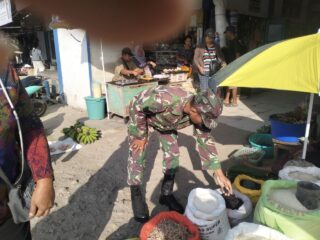 Babinsa Teteaji Pantau Harga Sembako di Pasar Amparita, Antisipasi Kenaikan Harga Tak Wajar