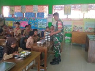 Babinsa Kodim 1420/Sidrap Terus Dampingi Pelaksanaan Program Makan Bergizi Gratis