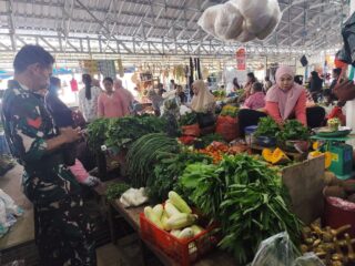Babinsa Desa Carawali Pantau Ketersediaan dan Harga Bahan Pokok di Pasar Tradisional Lawawoi