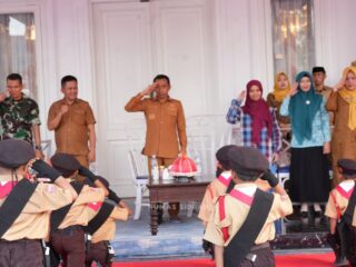 Gerak Jalan SD di Maritengngae Meriah, Bupati dan Ketua TP PKK Terima Penghormatan Peserta