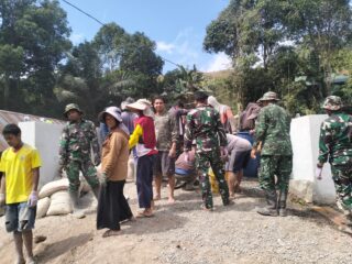 Bahu Membahu, Personel Kodim 1420/Sidrap Bersama Warga Cor Lantai Jembatan Beton Desa Tana Toro