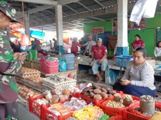 Babinsa Koramil 01/PL Pantau Harga Sembako di Pasar Sentral Bilokka