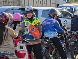 Aksi Humanis Polantas Sidrap Berbagi Air Minum di Tengah Antrean BBM