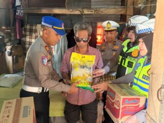 Tebar Kepedulian Jelang HUT ke-71, Sat. Lantas Sidrap Bagikan Sembako ke Penyandang Disabilitas