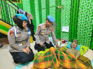 Sambut Hari Jadi Ke-24 Propam Polri, Sipropam Pores Sidrap Berikan Bantuan Tali Asih Pada Warga